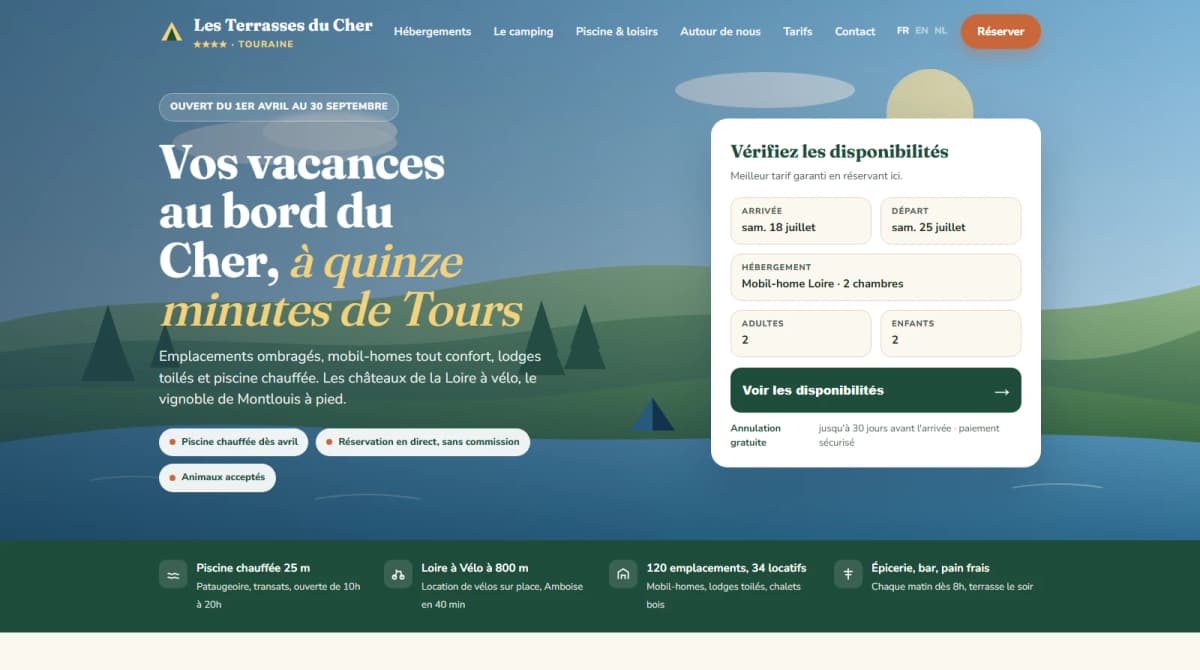 Maquette de la page d'accueil d'un site de camping : module de réservation, hébergements avec prix, points forts de l'établissement